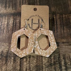 New beige flower cork earrings